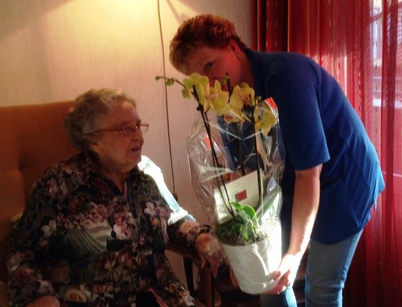 De locoburgemeester overhandigt een boeket aan mevr. Brust