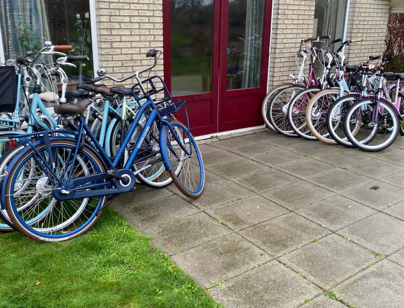De fietsen voor de studenten staan al op ze te wachten.