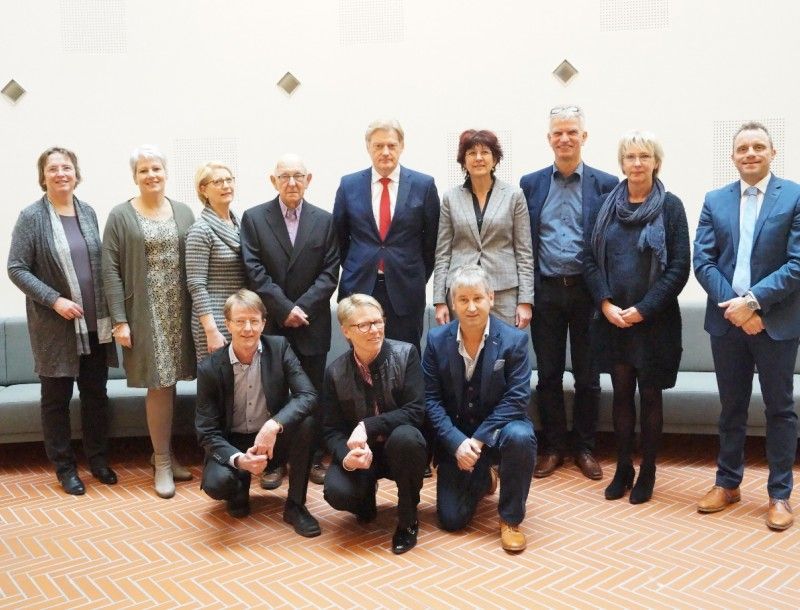 De delegatie die afreisde naar Den Haag bestond uit vertegenwoordigers van de Drentse huisartsen, Zorggroep Tangenborgh, Icare, Zorggroep Meander, Tinten Welzijnsgroep, Huisartsenzorg Drenthe, Treant Zorggroep, Menzis, Zilveren Kruis, Gemeente Hoogeveen, team SamenOud (UMCG) en een oudere.