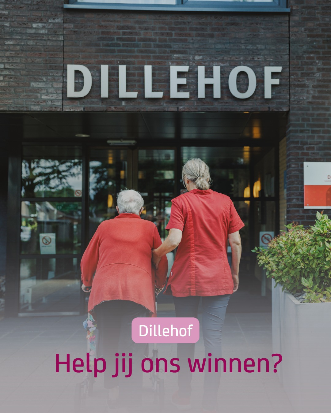 Bewoner en zorgmedewerker van Dillehof lopen de locatie gearmd binnen.